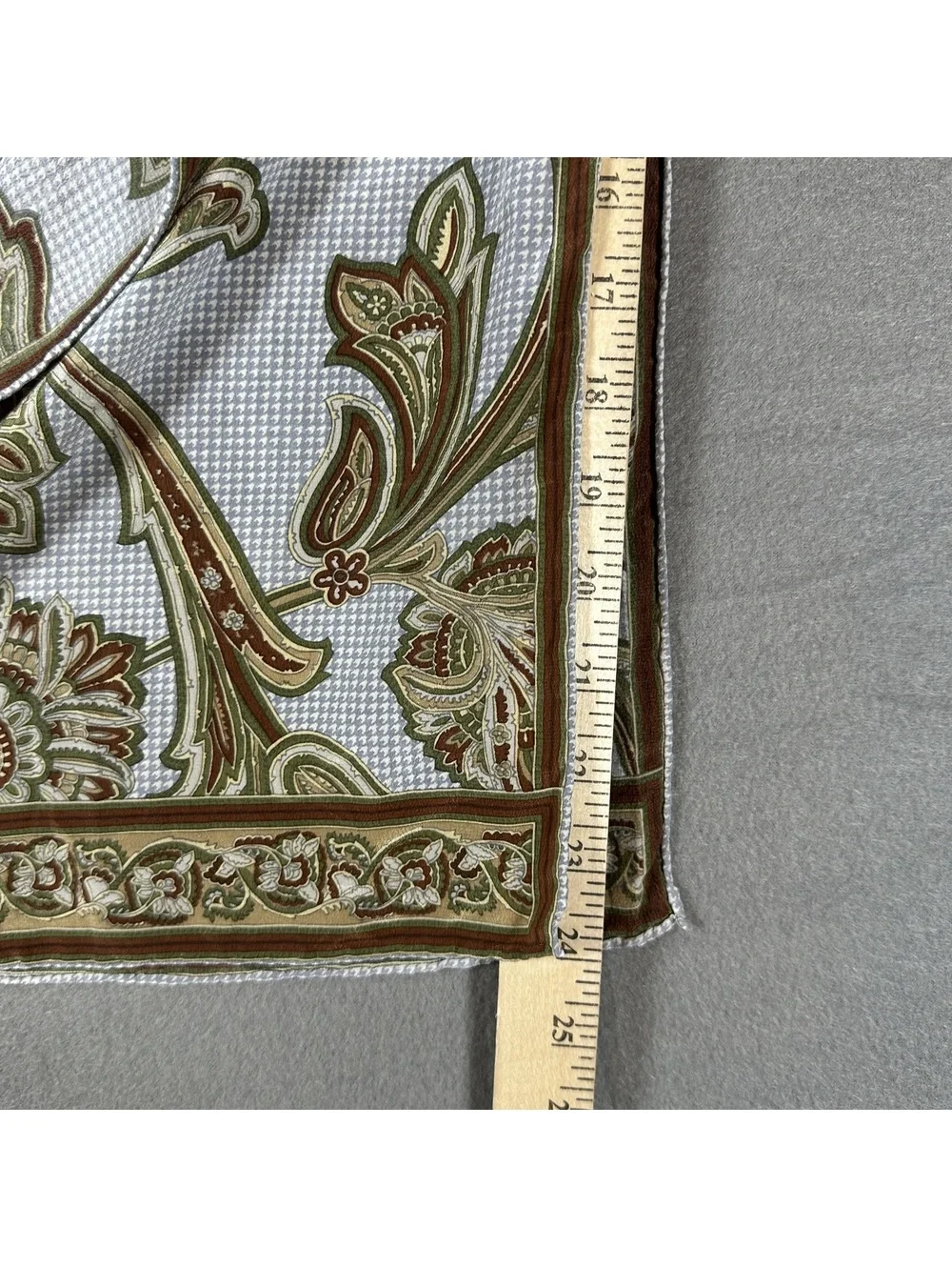 Vintage Elegant Floral Pattern Lightweight Scarf in Neutral Tones
